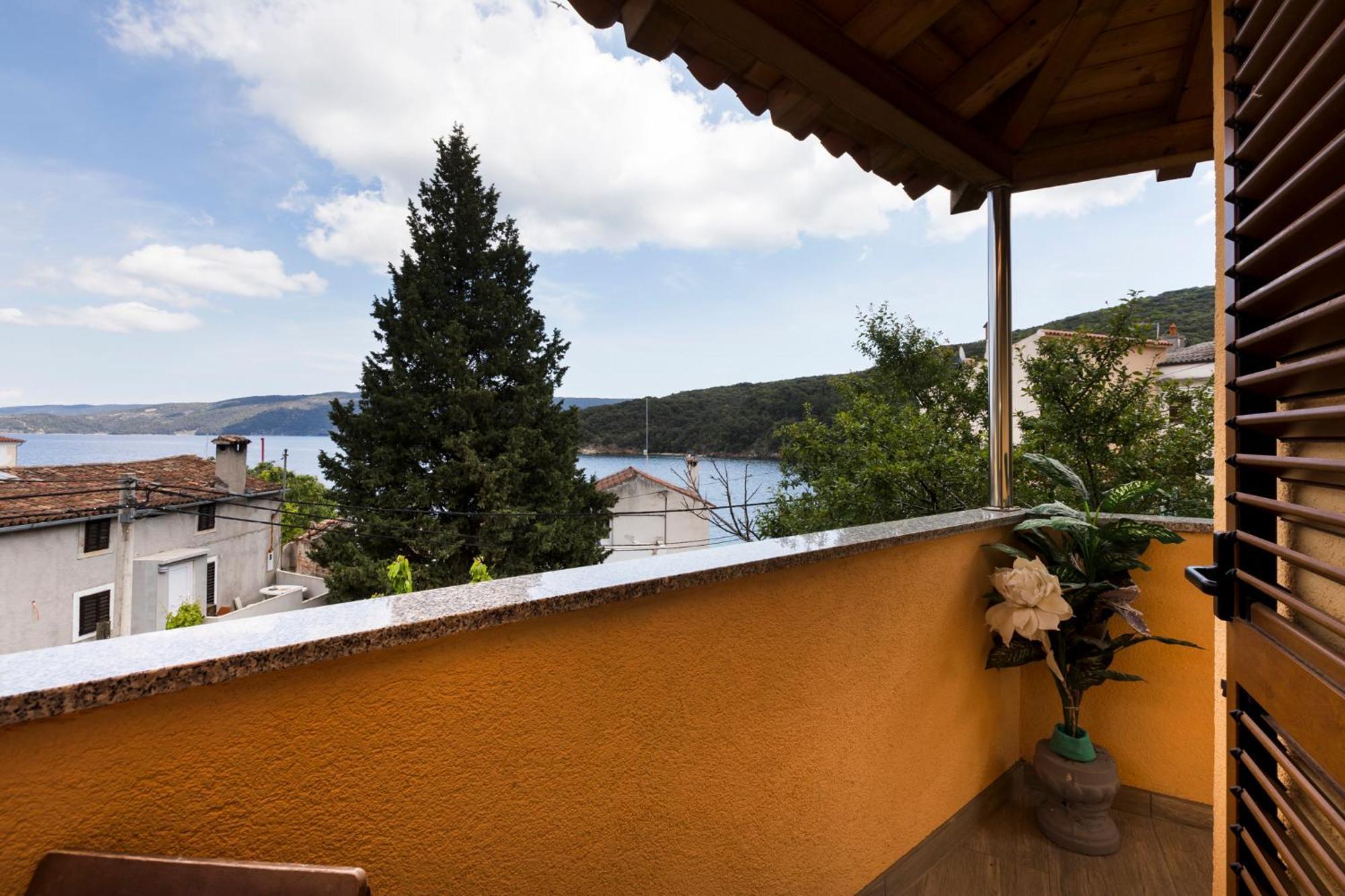 Apartmani I Soba Roberto I Mirjana Valun Exterior photo